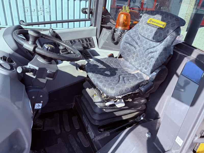 New Holland W50 TC Wiellader - Chargeuse sur pneus: photos 4 New Holland W50 TC Wiellader - Chargeuse sur pneus: photos 4