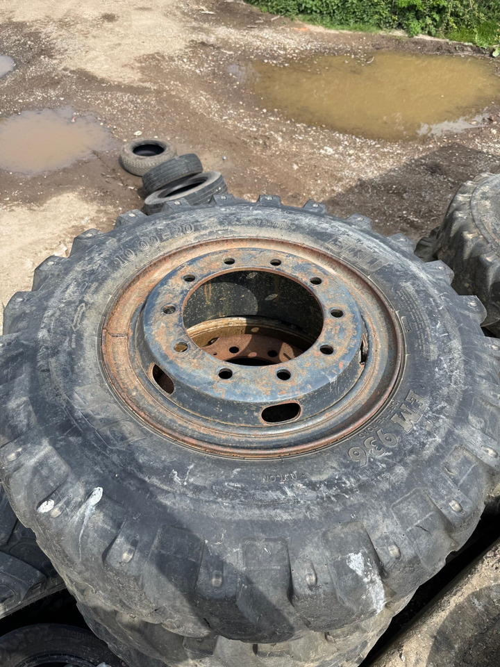 10.00X20 Tyres and Rims - Pneus et jantes: photos 1 10.00X20 Tyres and Rims - Pneus et jantes: photos 1