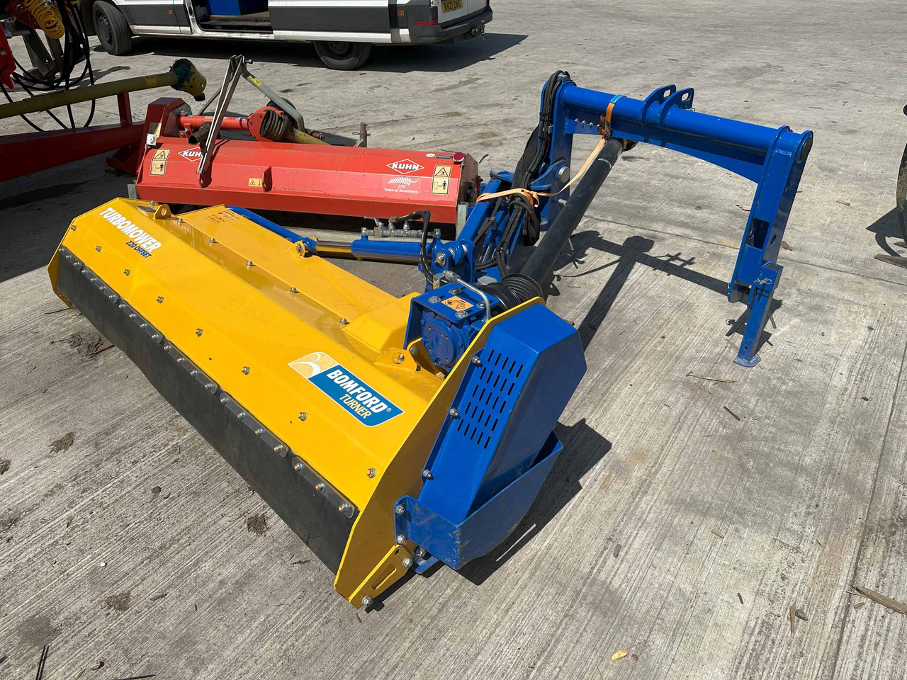 Bomford Turner Turbo mower offset 220 - Broyeur/ Épareuse: photos 1 Bomford Turner Turbo mower offset 220 - Broyeur/ Épareuse: photos 1