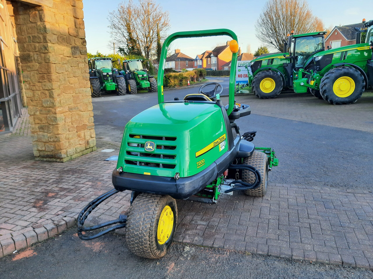 John Deere 7200 utility triple mower - Motofaucheuse: photos 3 John Deere 7200 utility triple mower - Motofaucheuse: photos 3