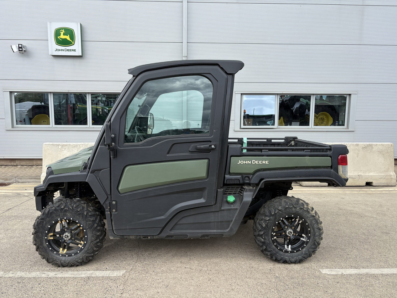 John Deere XUV865M Gator - Quadricycle: photos 1 John Deere XUV865M Gator - Quadricycle: photos 1