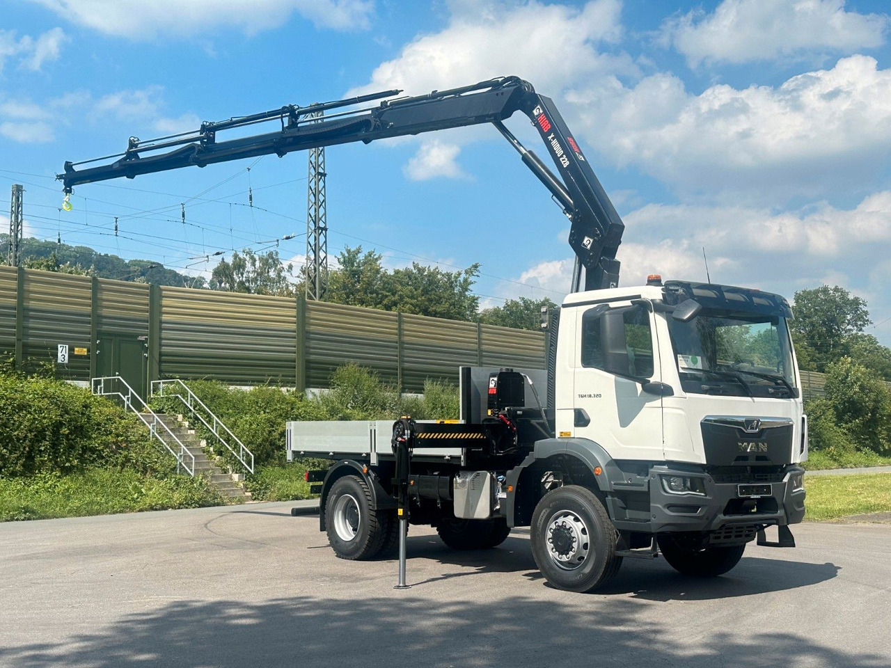 Camion grue MAN TGM 18.320 4x4 Euro 6e Pritsche Hiab 228-4 Kran: photos 7