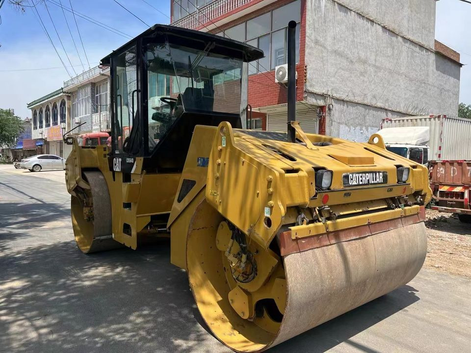 Caterpillar CB564D Double Drum Road Roller 7 Ton Weight With Core Components Engine and Bearing Essential Road Machinery - Rouleau compresseur: photos 3 Caterpillar CB564D Double Drum Road Roller 7 Ton Weight With Core Components Engine and Bearing Essential Road Machinery - Rouleau compresseur: photos 3