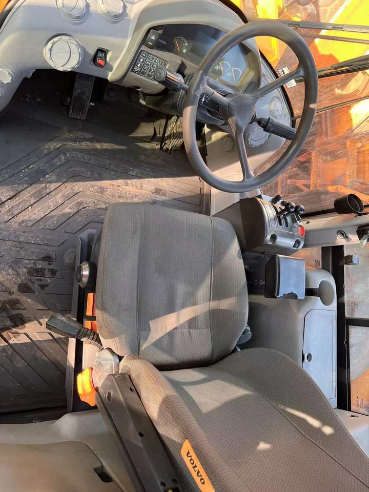 Hot Sale Used VOLVO L120GZ Loader Construction Machinery High Quality  Loader VOLVO - Chargeuse sur pneus: photos 4 Hot Sale Used VOLVO L120GZ Loader Construction Machinery High Quality  Loader VOLVO - Chargeuse sur pneus: photos 4