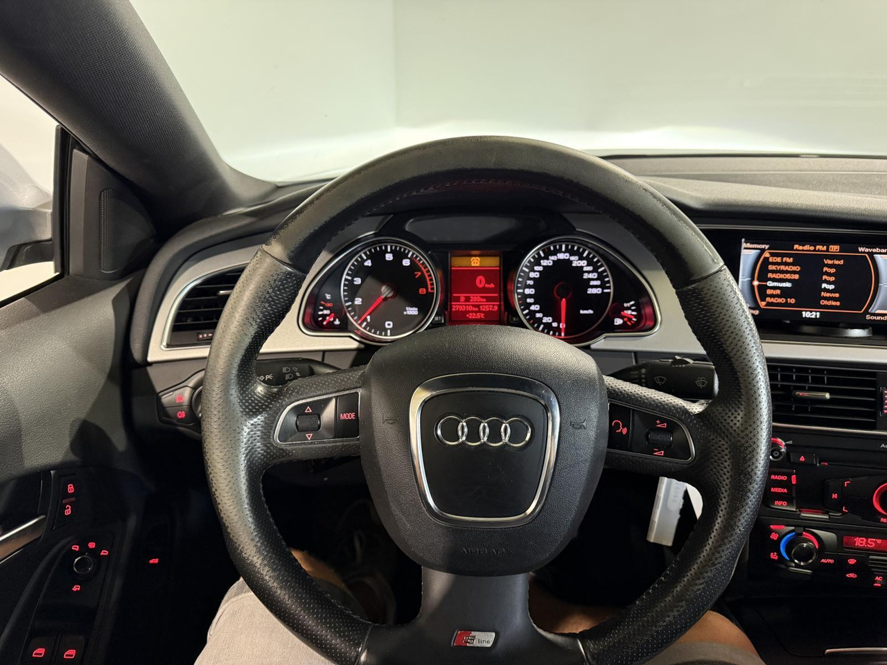 Audi A5 Coupé 2.0 TFSI Pro Line 96-HGB-3 - Voiture: photos 4 Audi A5 Coupé 2.0 TFSI Pro Line 96-HGB-3 - Voiture: photos 4
