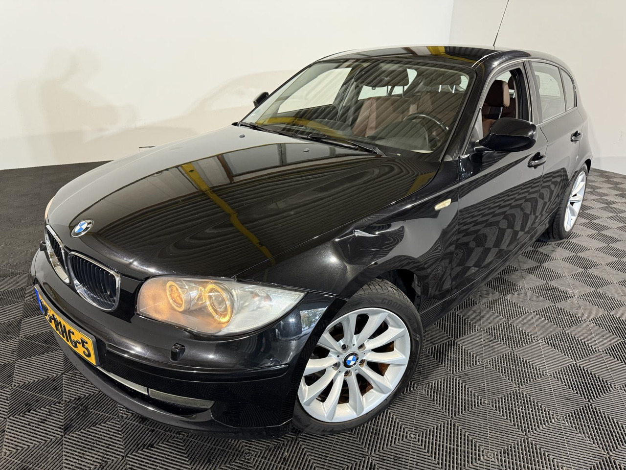BMW | 1-serie | 116i EffDyn. Ed. Business Line Ultimate Edition | 2011 | 263.221 km | 05RHG5 | Logisch - Voiture à hayon: photos 1 BMW | 1-serie | 116i EffDyn. Ed. Business Line Ultimate Edition | 2011 | 263.221 km | 05RHG5 | Logisch - Voiture à hayon: photos 1