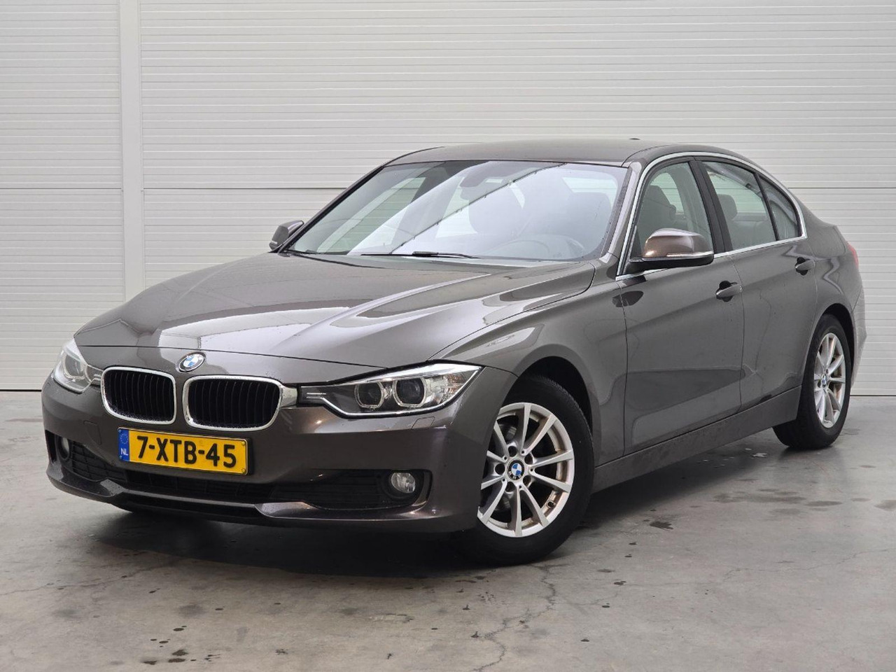 BMW 3-serie 320d EfficientDynamics Edition High Executive | 2014 | 300.611 km | Automaat | 7XTB45 | NAP: Logisch - Berline: photos 1 BMW 3-serie 320d EfficientDynamics Edition High Executive | 2014 | 300.611 km | Automaat | 7XTB45 | NAP: Logisch - Berline: photos 1