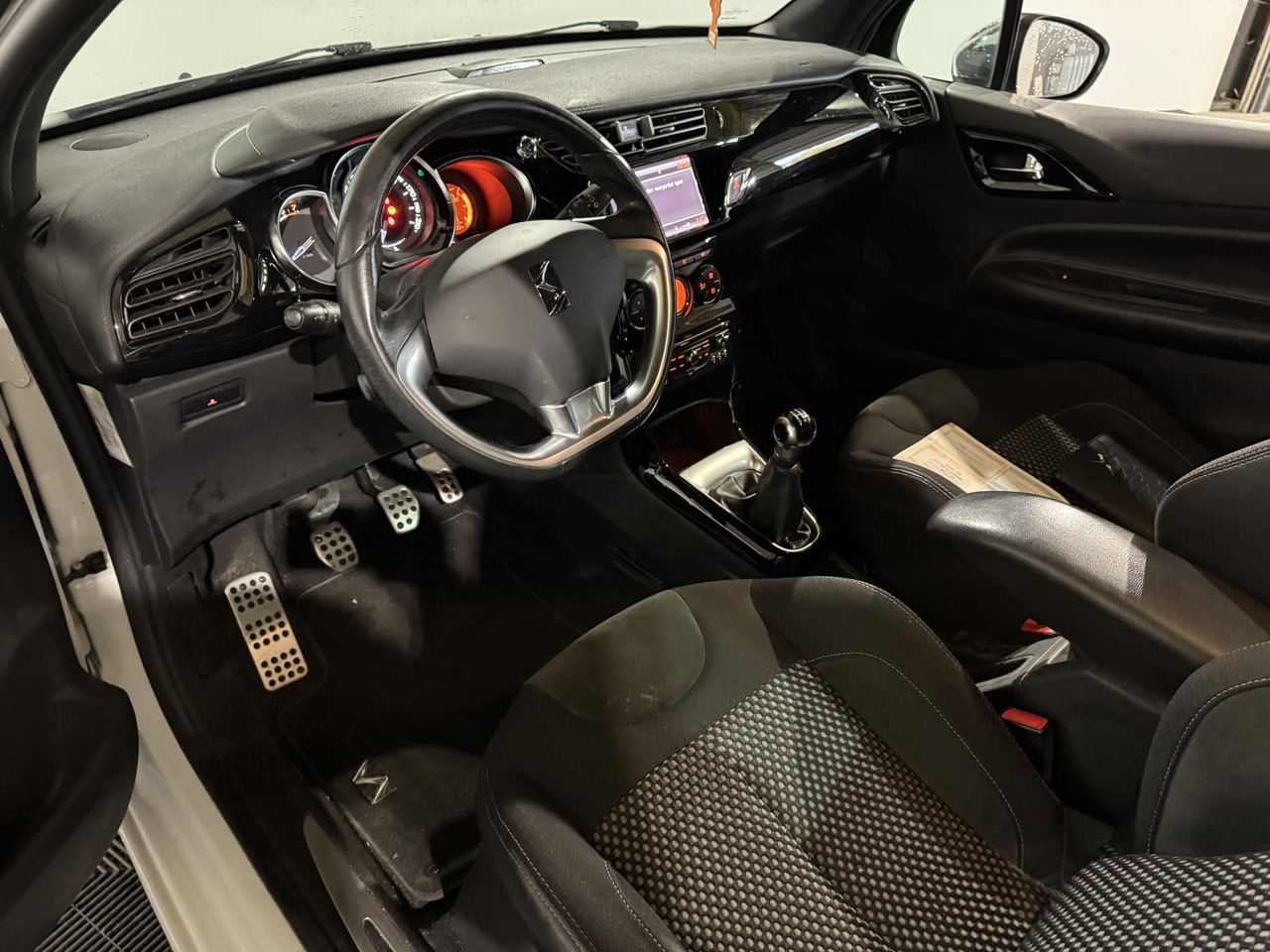 Citroen | DS3 | 1.6 So Chic | 2011 | 154.198 km | 98PFT8 | Logisch - Voiture à hayon: photos 4 Citroen | DS3 | 1.6 So Chic | 2011 | 154.198 km | 98PFT8 | Logisch - Voiture à hayon: photos 4