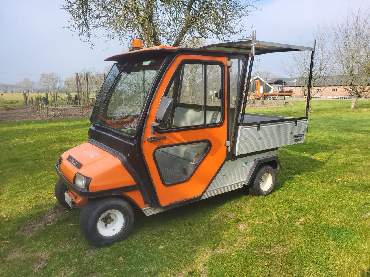 Club Car Carryall Turf 2 2009 Dichte Cabine en Elektrische Kiepbak Marge kavel Incl Lader - Voiturette de golf: photos 1 Club Car Carryall Turf 2 2009 Dichte Cabine en Elektrische Kiepbak Marge kavel Incl Lader - Voiturette de golf: photos 1