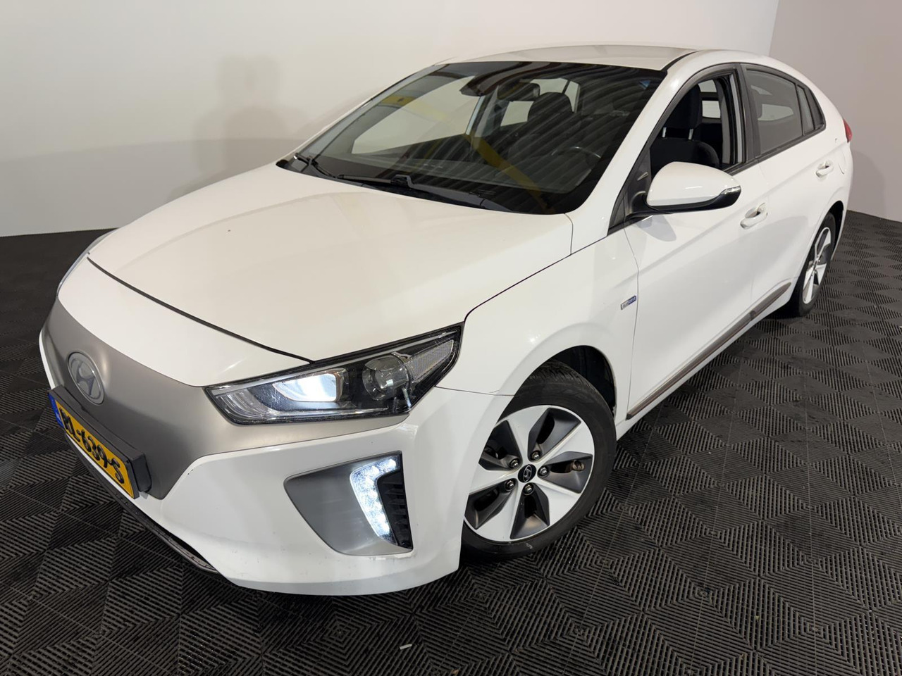 Kia | Stonic | 1.0 T-GDi DynamicLine | 2018 | 230.603 km | RL369S | Logisch - SUV: photos 1 Kia | Stonic | 1.0 T-GDi DynamicLine | 2018 | 230.603 km | RL369S | Logisch - SUV: photos 1