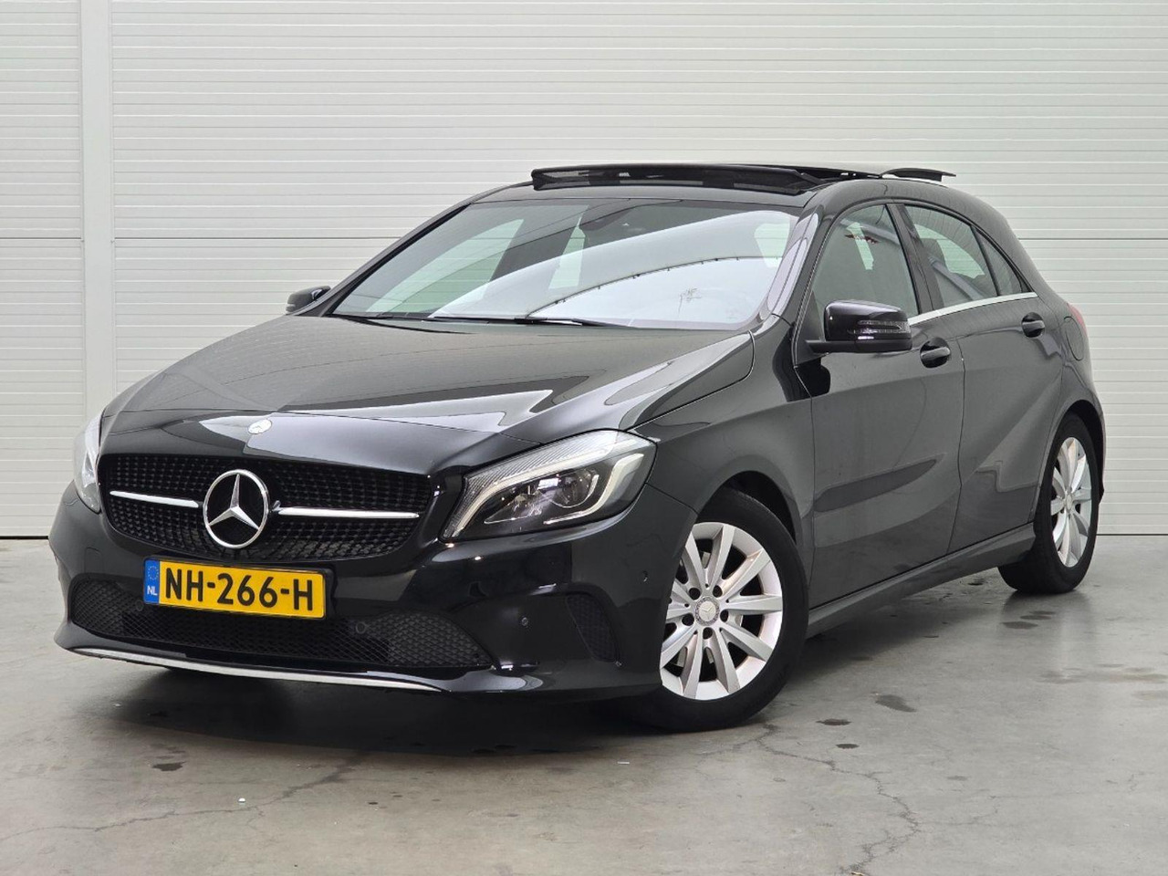Mercedes-Benz A-klasse 180 Lease Edition Plus | 2017 | 233.018 km | Automaat | NH266H | NAP: Logisch - Voiture à hayon: photos 1 Mercedes-Benz A-klasse 180 Lease Edition Plus | 2017 | 233.018 km | Automaat | NH266H | NAP: Logisch - Voiture à hayon: photos 1