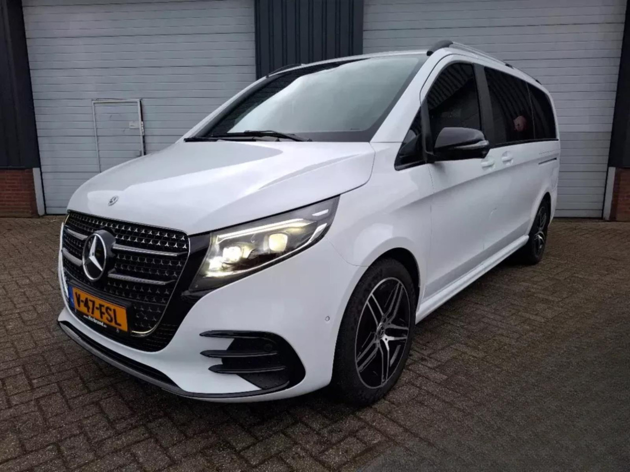 Mercedes-Benz V-Klasse AVANTGARDE V300d AUT Lang Vol opties 2024 V-47-FSL - Utilitaire double cabine: photos 1 Mercedes-Benz V-Klasse AVANTGARDE V300d AUT Lang Vol opties 2024 V-47-FSL - Utilitaire double cabine: photos 1