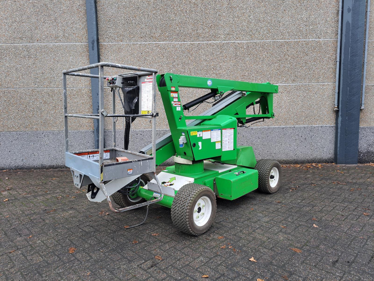 Niftylift HR12 Telescoophoogwerker DE Bi-Energy/Hybride 2WD 12m 2017 - Nacelle: photos 1 Niftylift HR12 Telescoophoogwerker DE Bi-Energy/Hybride 2WD 12m 2017 - Nacelle: photos 1