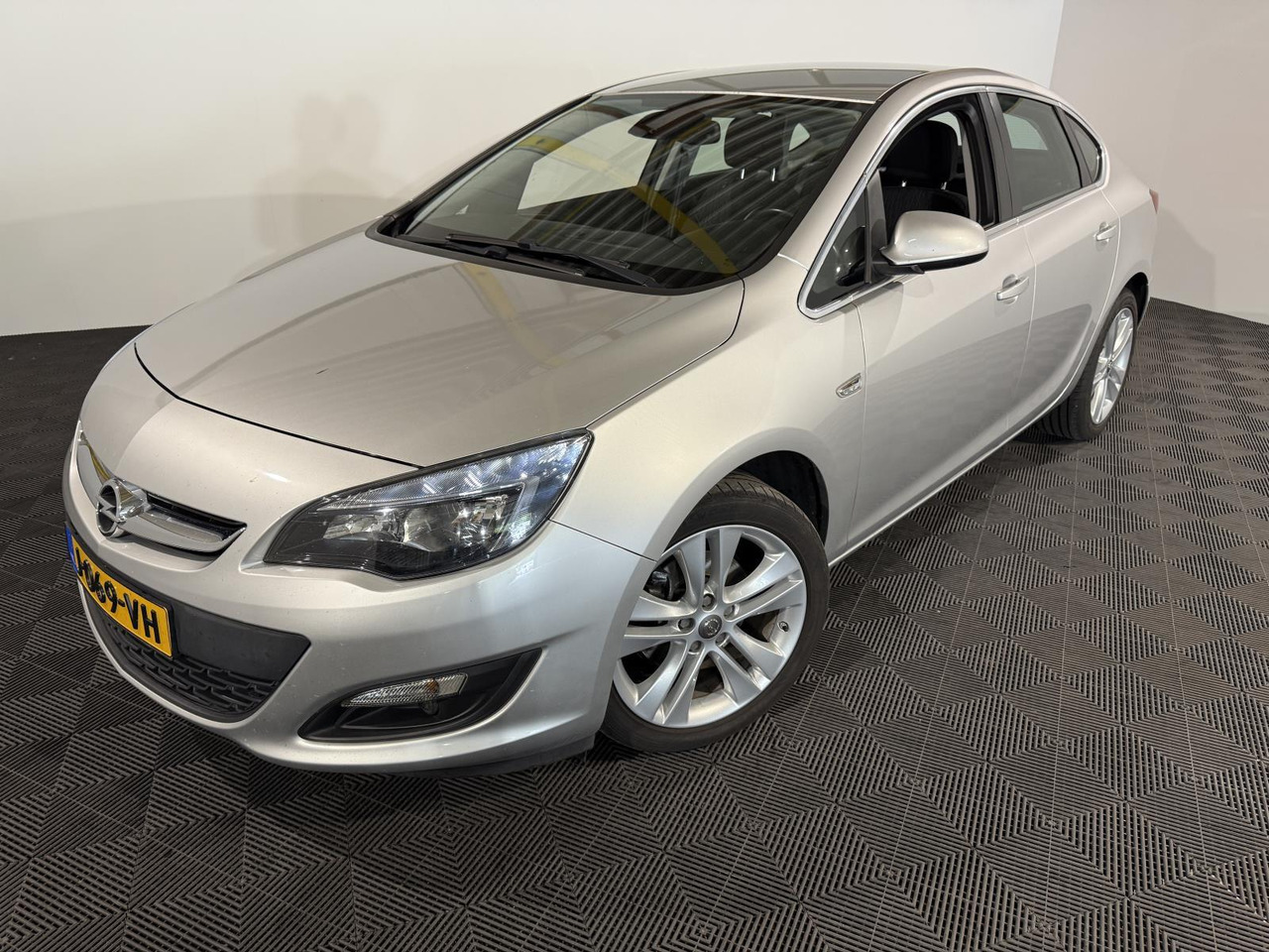 Opel Astra 1.6 CDTi S/S Edition | 2015 | 123.072 km | J-069-VH - Berline: photos 1 Opel Astra 1.6 CDTi S/S Edition | 2015 | 123.072 km | J-069-VH - Berline: photos 1