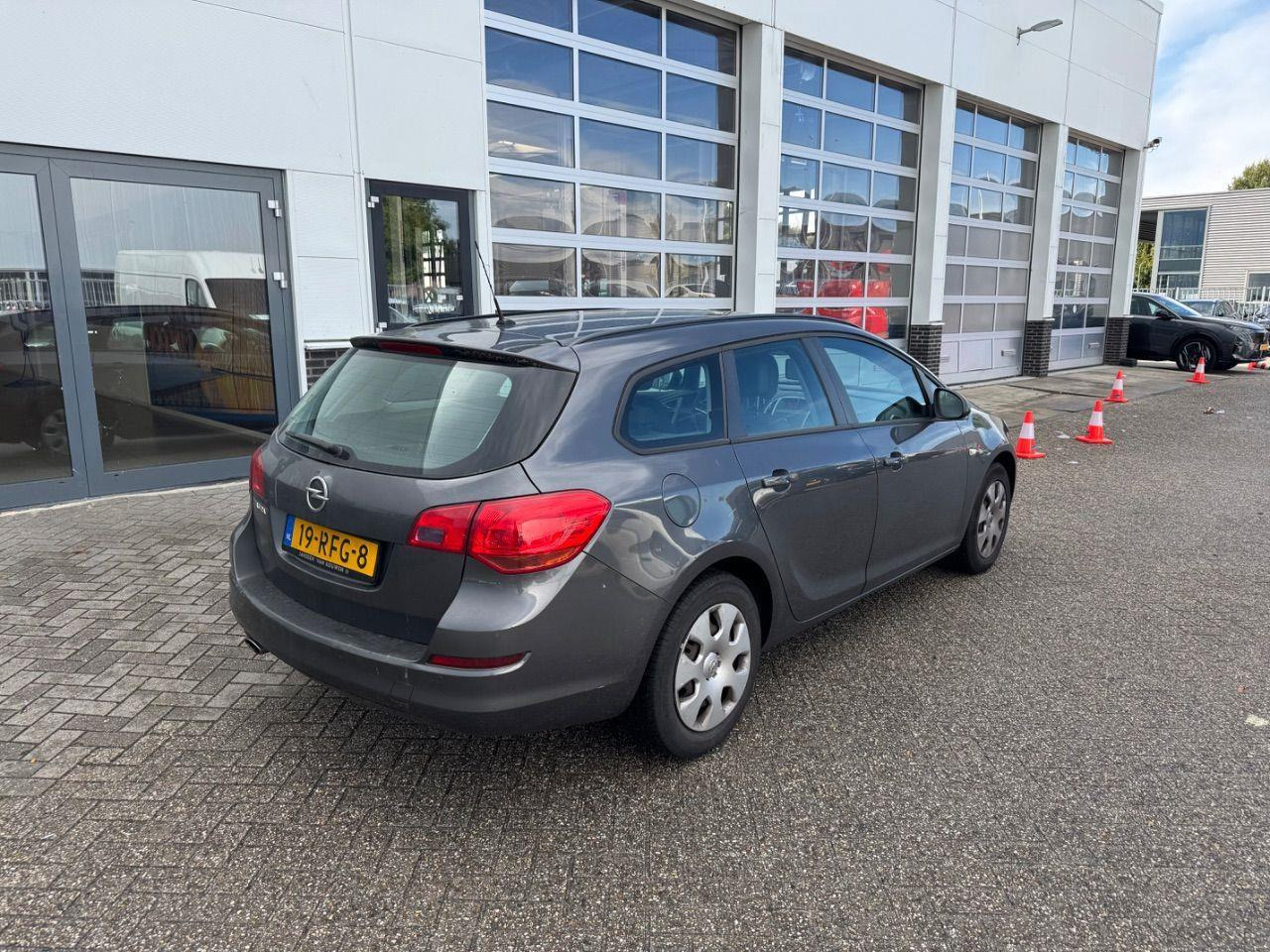 Opel Astra Sports Tourer 1.4 Turbo Edition | 2011 | 251.699 km | 19RFG8 | NAP: Logisch - Voiture: photos 4 Opel Astra Sports Tourer 1.4 Turbo Edition | 2011 | 251.699 km | 19RFG8 | NAP: Logisch - Voiture: photos 4