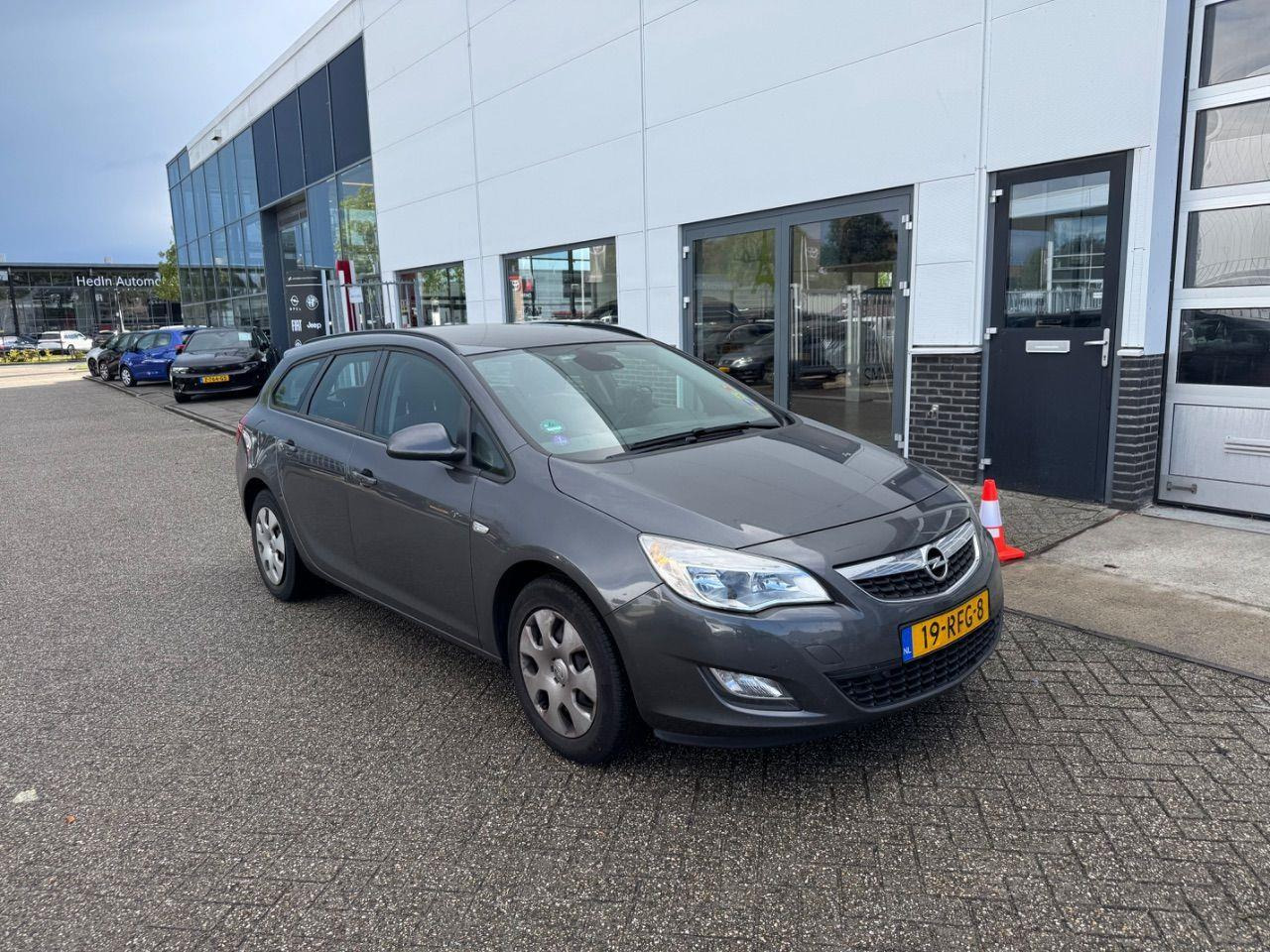 Opel Astra Sports Tourer 1.4 Turbo Edition | 2011 | 251.699 km | 19RFG8 | NAP: Logisch - Voiture: photos 2 Opel Astra Sports Tourer 1.4 Turbo Edition | 2011 | 251.699 km | 19RFG8 | NAP: Logisch - Voiture: photos 2
