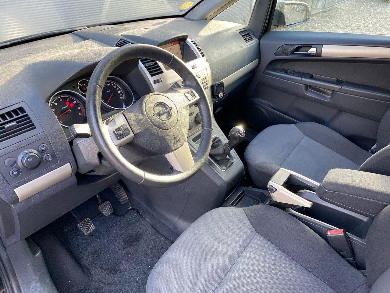 Opel Zafira 1.6 Business | 2008 | 171.131 km | 98HGX8 | NAP: Logisch - Voiture: photos 5 Opel Zafira 1.6 Business | 2008 | 171.131 km | 98HGX8 | NAP: Logisch - Voiture: photos 5