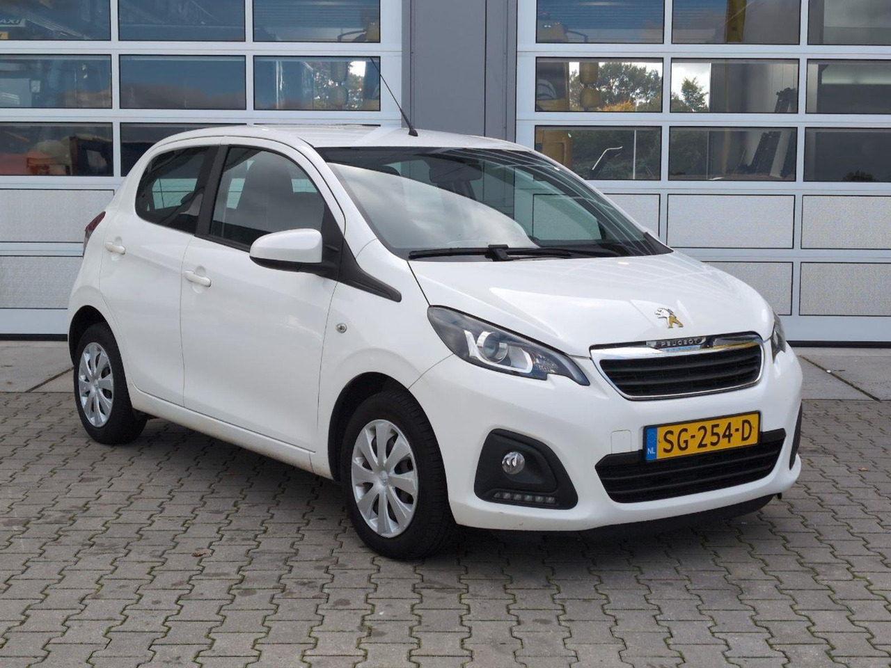 Peugeot 108 1.0 e - VTi Active | 2018 | 73.241 km | Automaat | SG254D | NAP: Logisch - Voiture à hayon: photos 2 Peugeot 108 1.0 e - VTi Active | 2018 | 73.241 km | Automaat | SG254D | NAP: Logisch - Voiture à hayon: photos 2