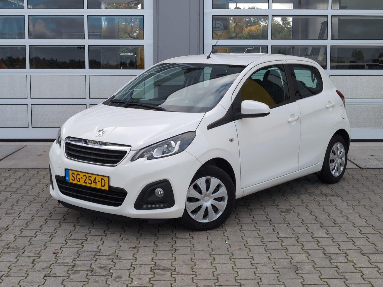 Peugeot 108 1.0 e - VTi Active | 2018 | 73.241 km | Automaat | SG254D | NAP: Logisch - Voiture à hayon: photos 1 Peugeot 108 1.0 e - VTi Active | 2018 | 73.241 km | Automaat | SG254D | NAP: Logisch - Voiture à hayon: photos 1