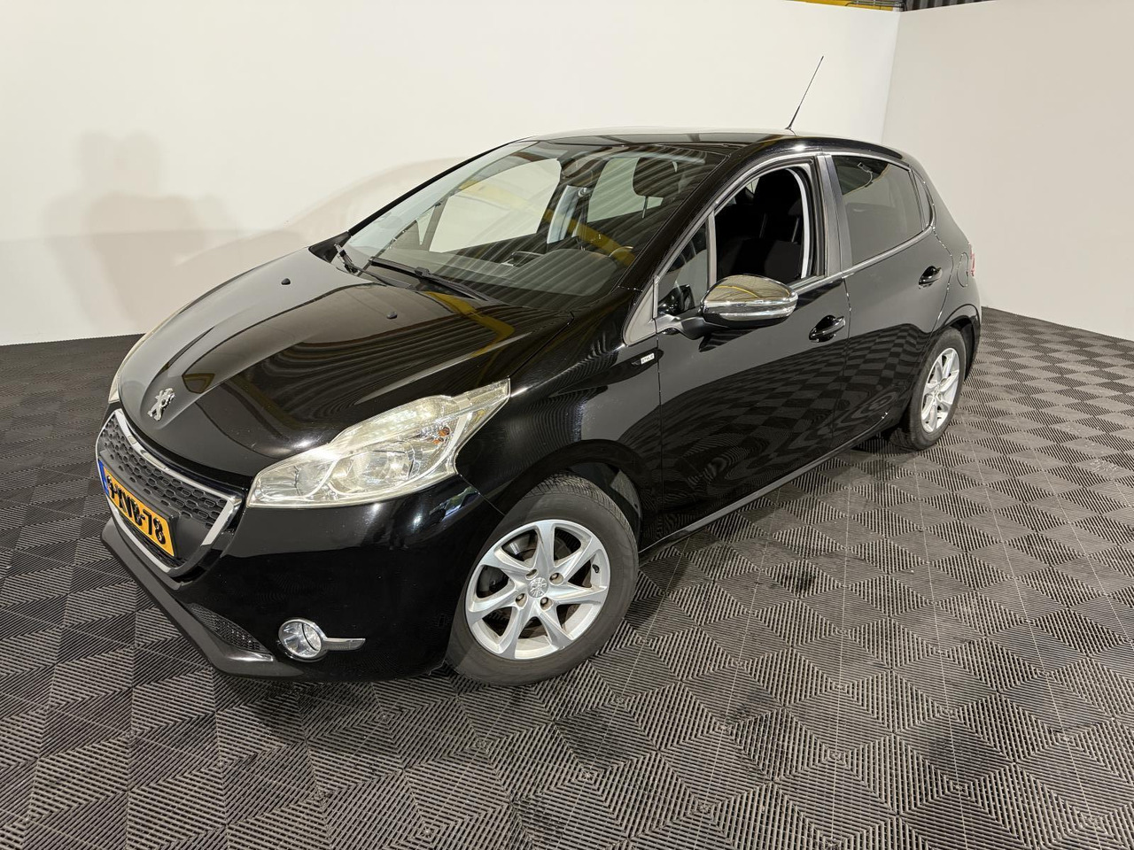 Peugeot | 208 | 1.2 VTi Style | 2014 | 191.063 km | 9XVB78 | Logisch - Voiture à hayon: photos 1 Peugeot | 208 | 1.2 VTi Style | 2014 | 191.063 km | 9XVB78 | Logisch - Voiture à hayon: photos 1