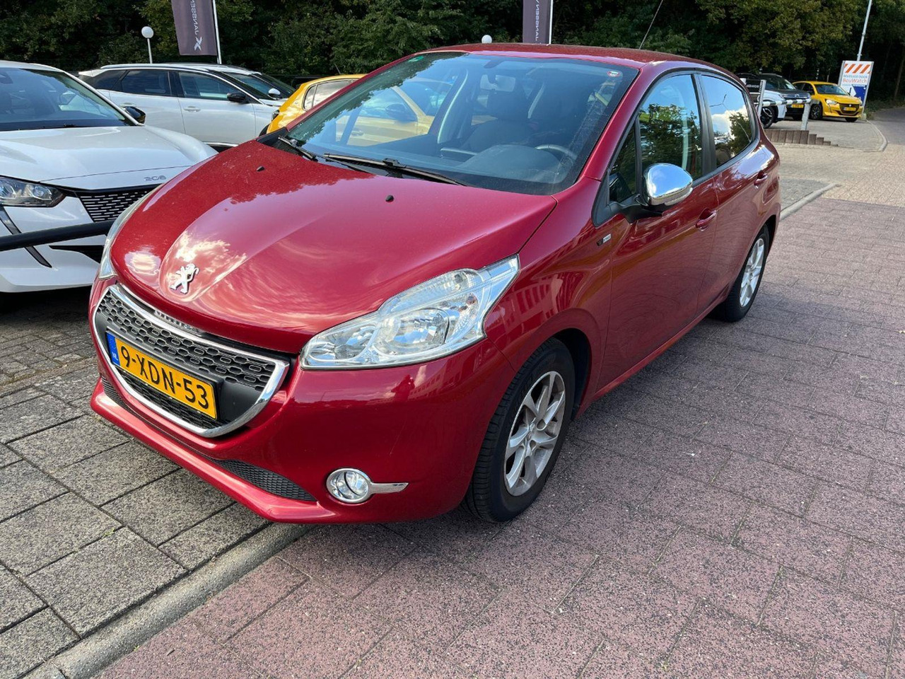 Peugeot 208 1.2 VTi Style | 2014 | 93.815 km | 9XDN53 | NAP: Logisch - Voiture à hayon: photos 1 Peugeot 208 1.2 VTi Style | 2014 | 93.815 km | 9XDN53 | NAP: Logisch - Voiture à hayon: photos 1
