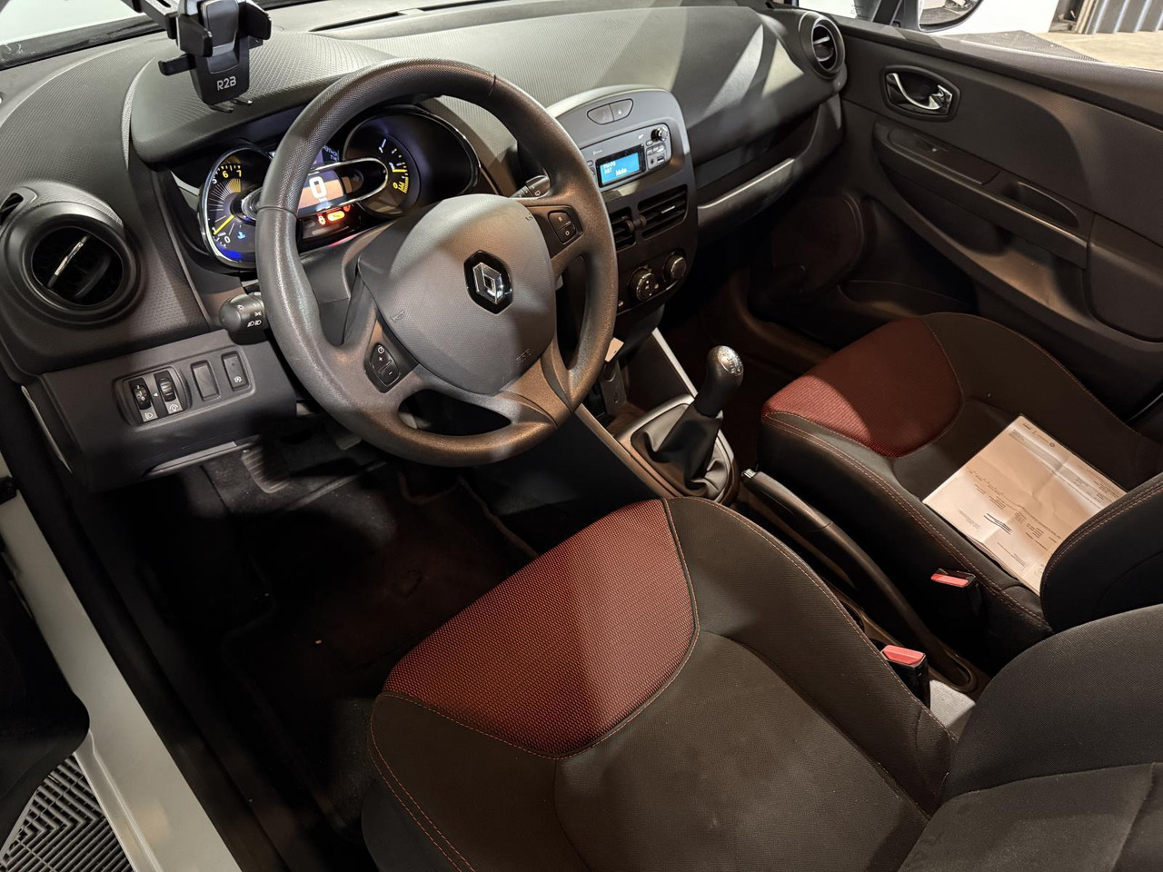 Renault | Clio | 0.9 TCe Authentique | 2013 | 160.970 km | 4KJZ93 | Logisch - Voiture à hayon: photos 5 Renault | Clio | 0.9 TCe Authentique | 2013 | 160.970 km | 4KJZ93 | Logisch - Voiture à hayon: photos 5