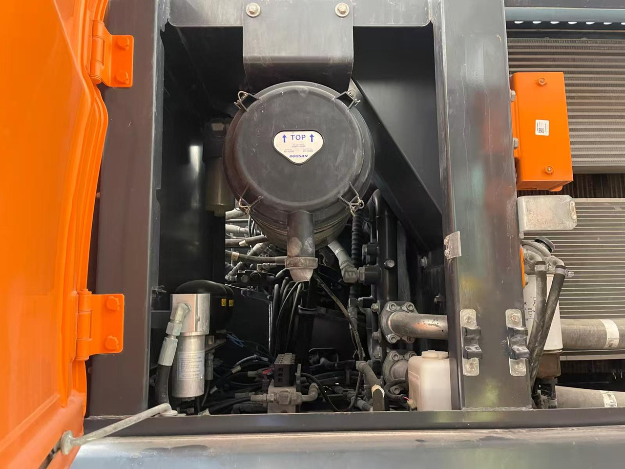 DOOSAN DX210 - Pelle sur pneus: photos 1 DOOSAN DX210 - Pelle sur pneus: photos 1