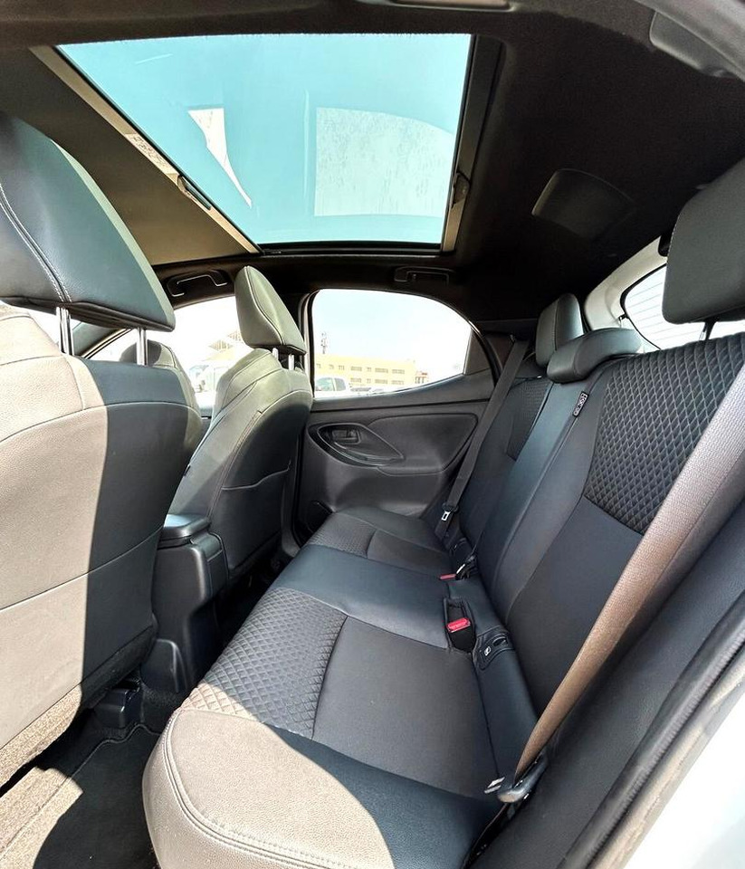 Berline Toyota Yaris 1.5 Hybrid 5 porte Lounge: photos 9