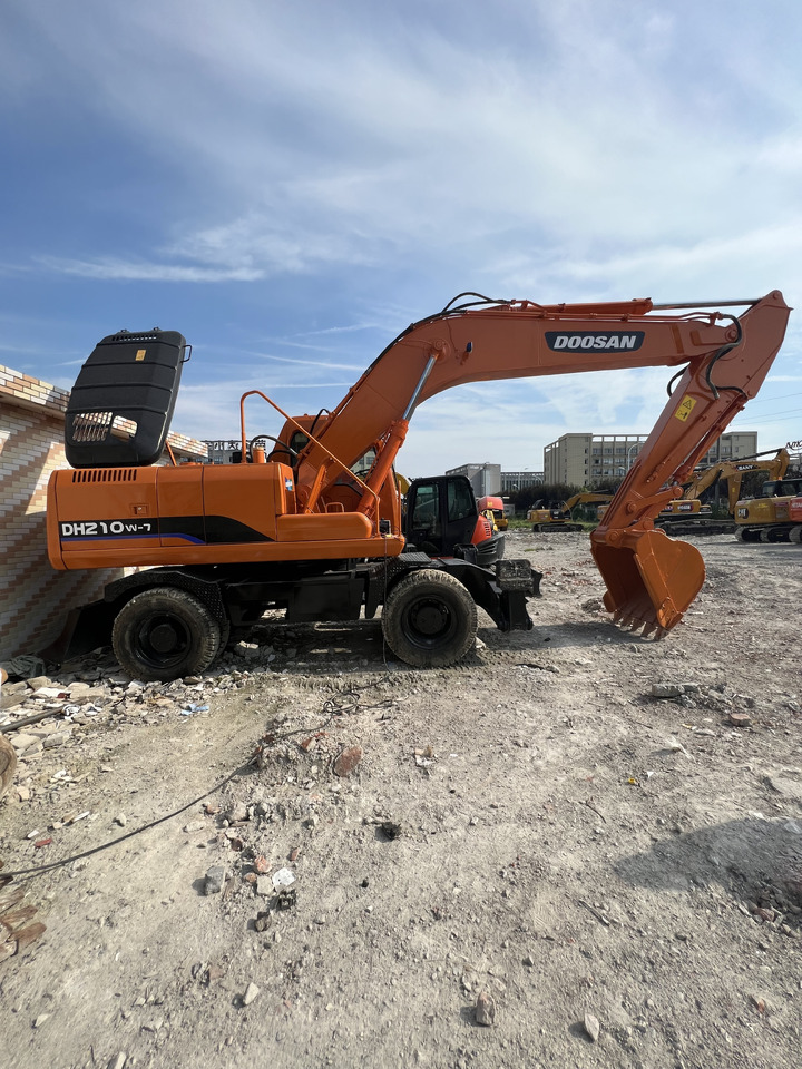 DOOSAN DX210 - Pelle sur pneus: photos 2 DOOSAN DX210 - Pelle sur pneus: photos 2