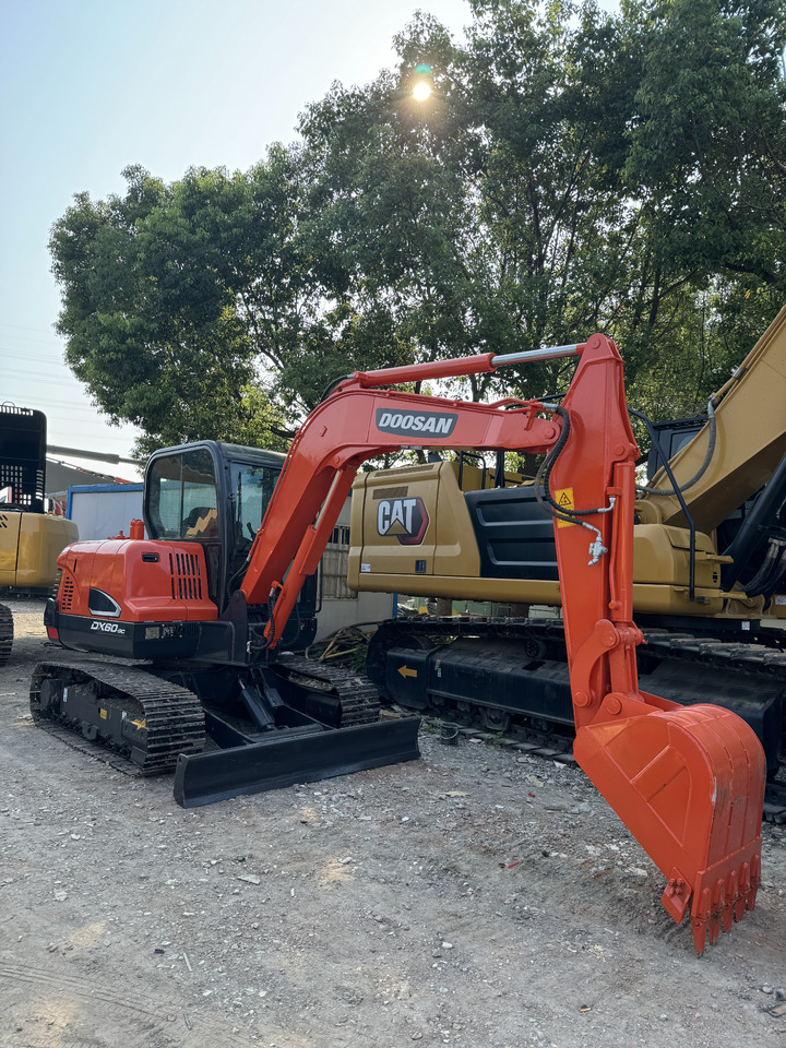 DOOSAN DX60 - Pelle sur chenille: photos 3 DOOSAN DX60 - Pelle sur chenille: photos 3
