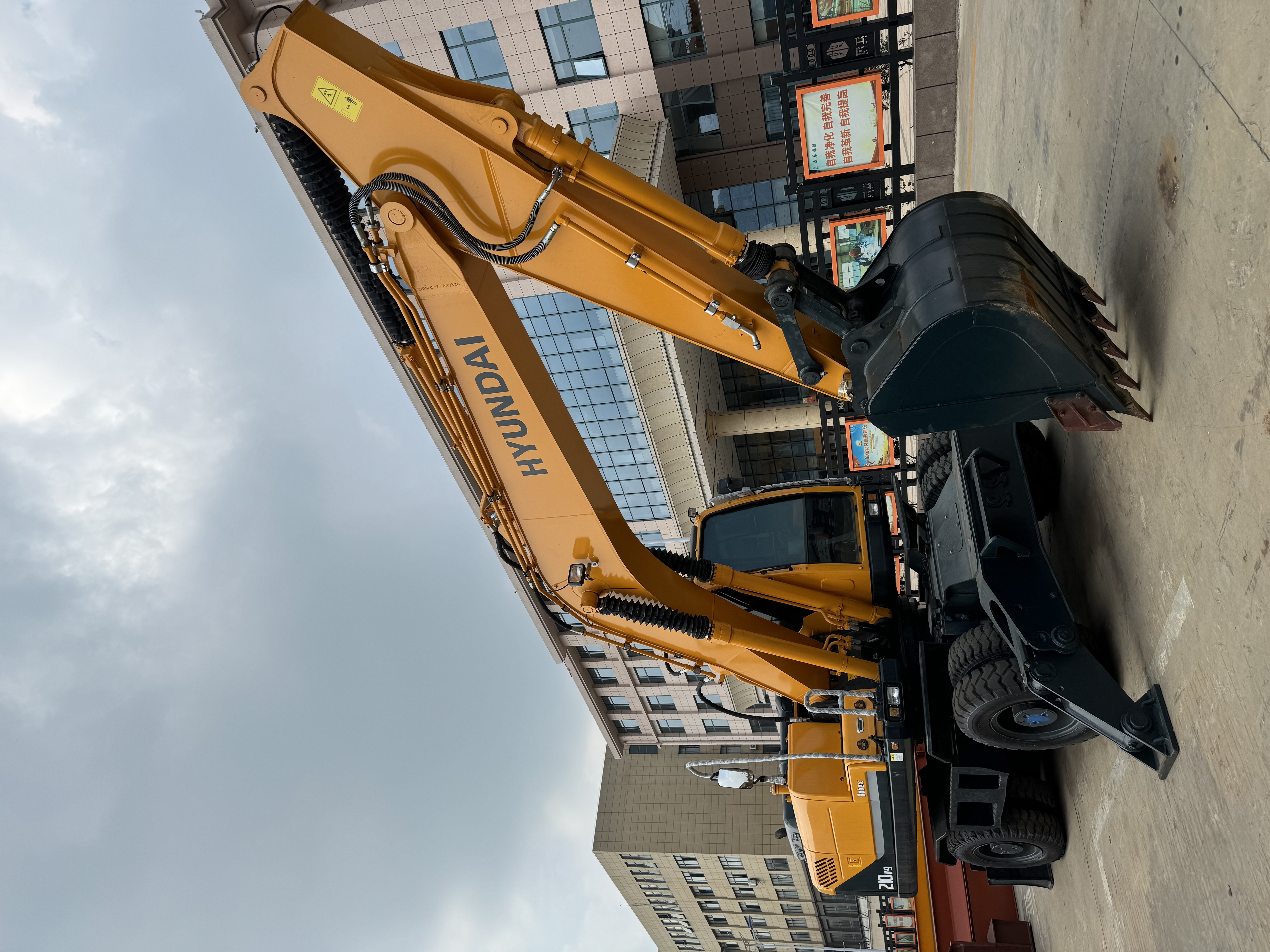 Hyundai 210W-9 - Pelle sur pneus: photos 2 Hyundai 210W-9 - Pelle sur pneus: photos 2