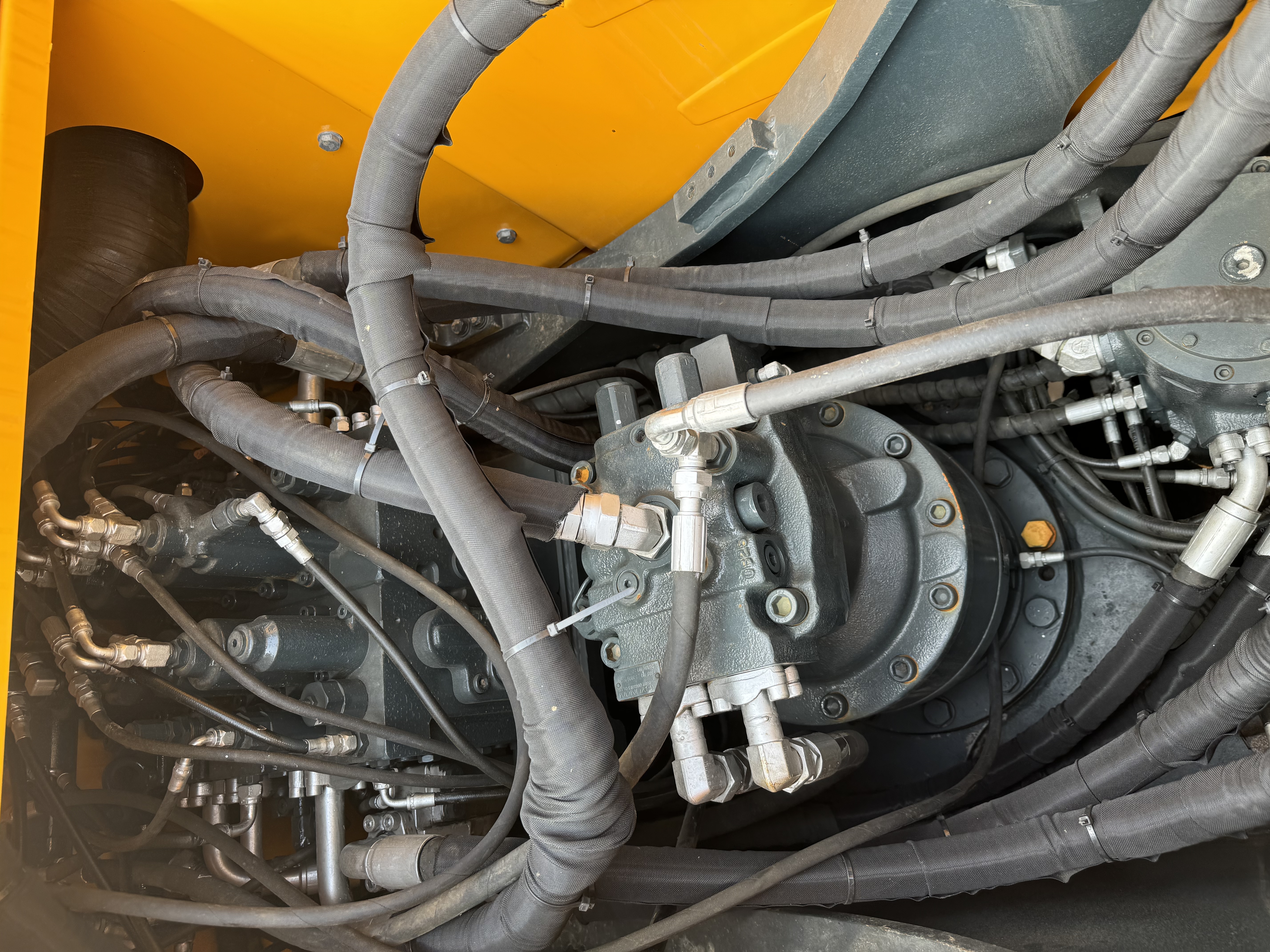 Hyundai 210W-9 - Pelle sur pneus: photos 4 Hyundai 210W-9 - Pelle sur pneus: photos 4