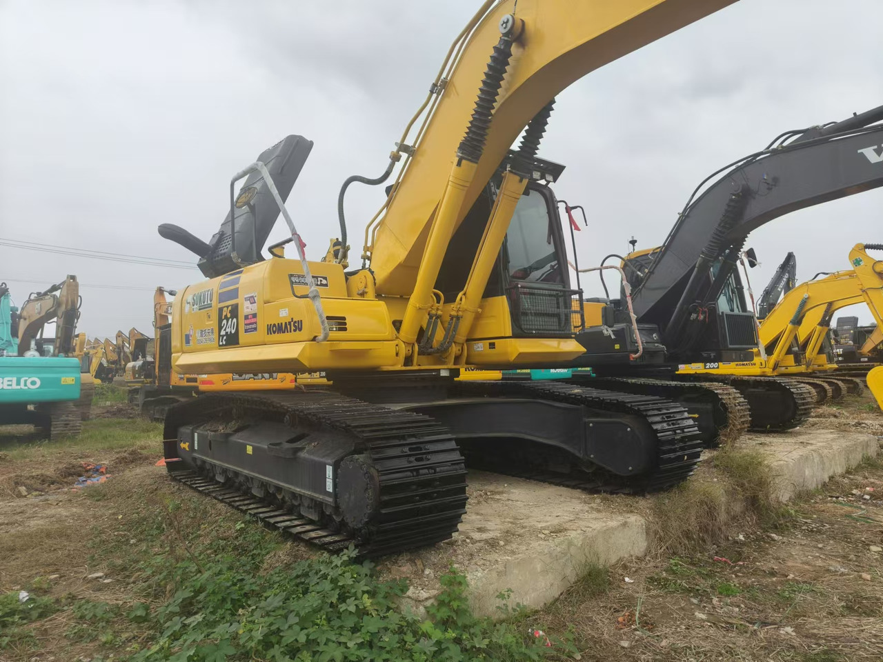 KOMATSU PC240LC-8 - Pelle sur chenille: photos 5 KOMATSU PC240LC-8 - Pelle sur chenille: photos 5