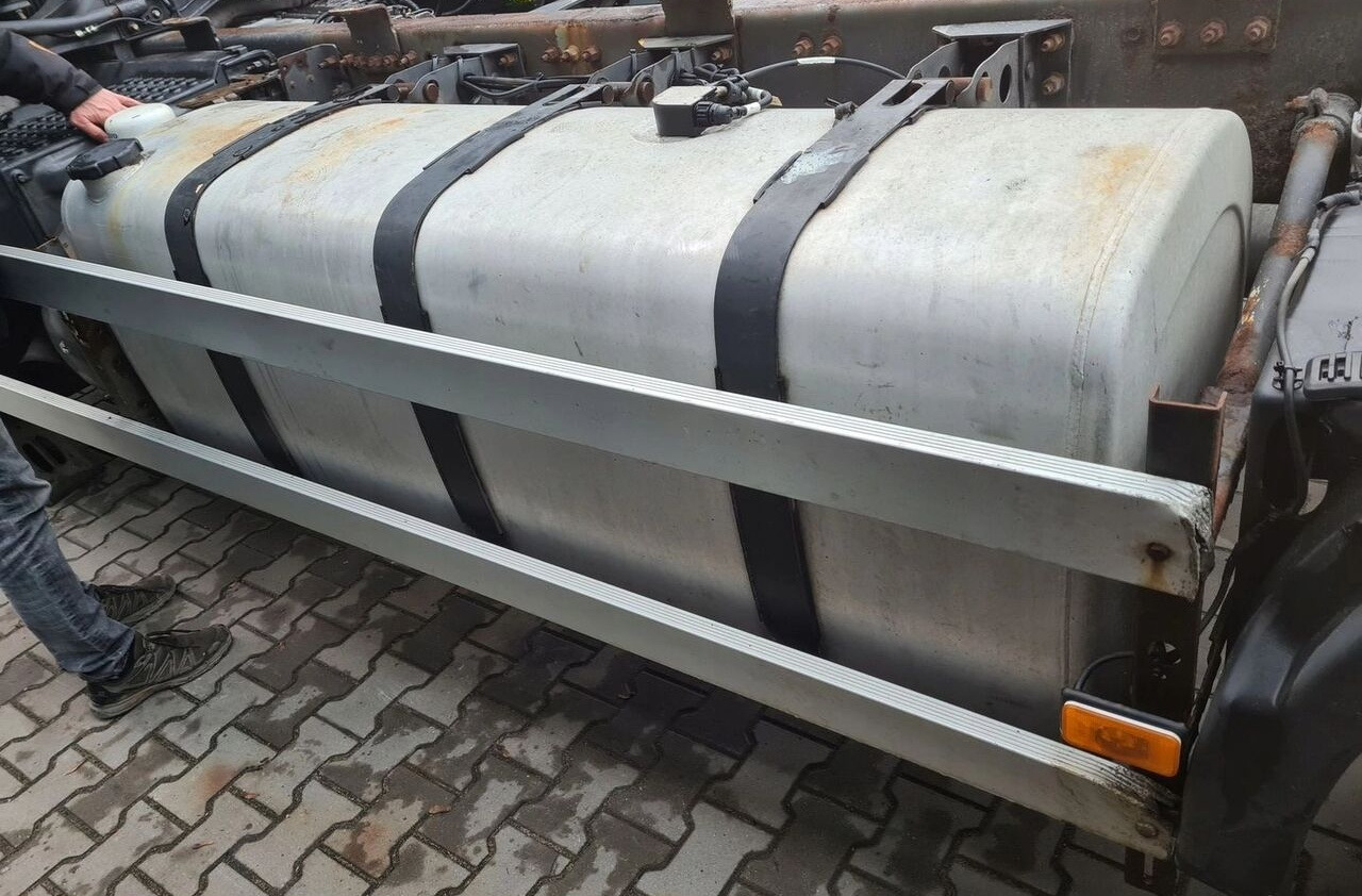 Renault PREMIUM MAGNUM DXI GAMA T VOLVO FH 13 4 180X70X70 1 Renault RENAULT PREMIUM MAGNUM DXI GAMA T VOLVO FH 13 4 - Réservoir de carburant pour Camion: photos 1 Renault PREMIUM MAGNUM DXI GAMA T VOLVO FH 13 4 180X70X70 1 Renault RENAULT PREMIUM MAGNUM DXI GAMA T VOLVO FH 13 4 - Réservoir de carburant pour Camion: photos 1