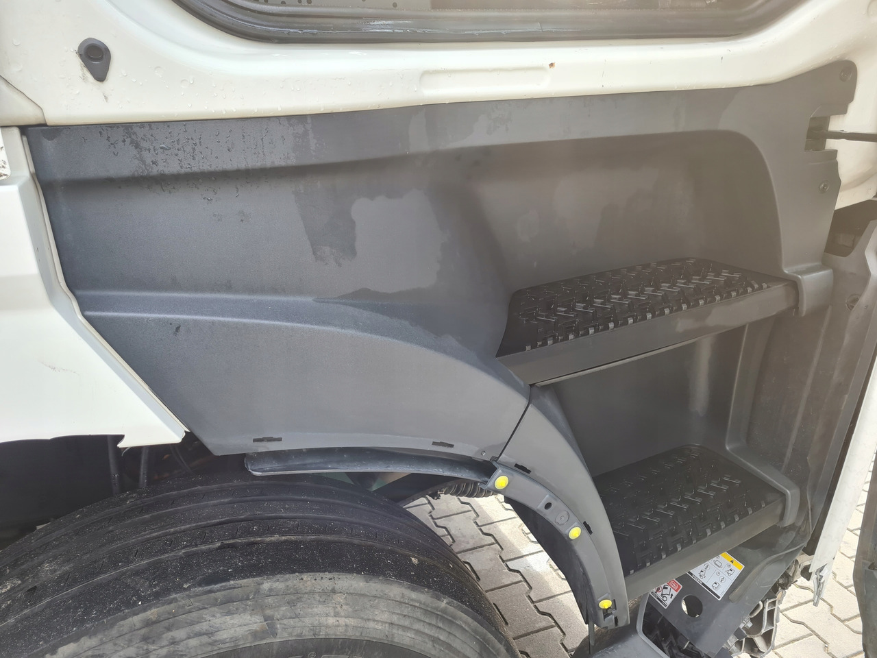 VOLVO STOPIEŃ STOPNICA KOMPLETNA PRAWA STELAŻ ORYGINAŁ VOLVO FH 5 - Marchepied pour Camion: photos 2 VOLVO STOPIEŃ STOPNICA KOMPLETNA PRAWA STELAŻ ORYGINAŁ VOLVO FH 5 - Marchepied pour Camion: photos 2