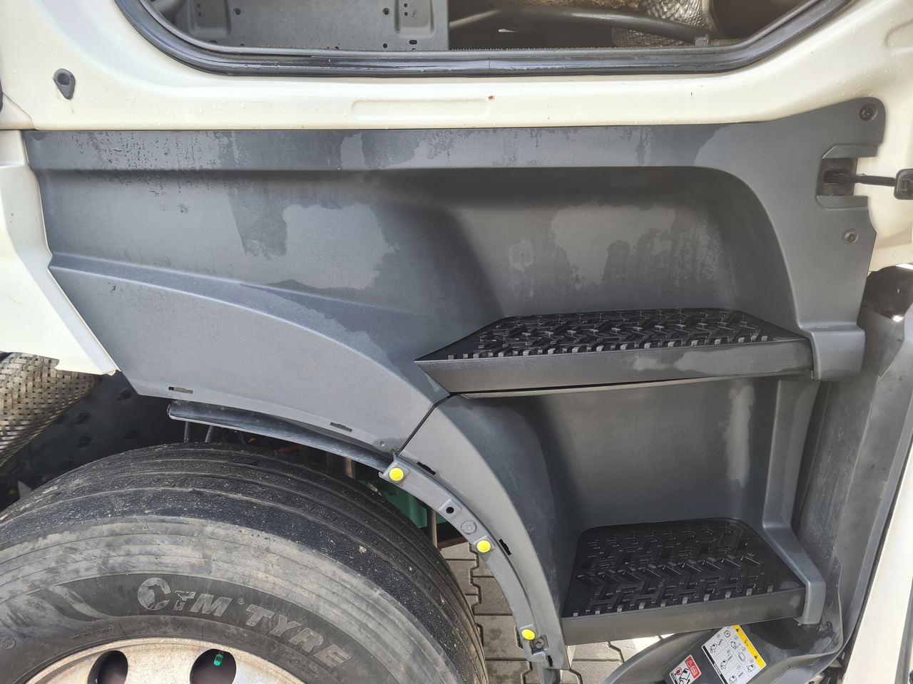 VOLVO STOPIEŃ STOPNICA KOMPLETNA PRAWA STELAŻ ORYGINAŁ VOLVO FH 5 - Marchepied pour Camion: photos 1 VOLVO STOPIEŃ STOPNICA KOMPLETNA PRAWA STELAŻ ORYGINAŁ VOLVO FH 5 - Marchepied pour Camion: photos 1