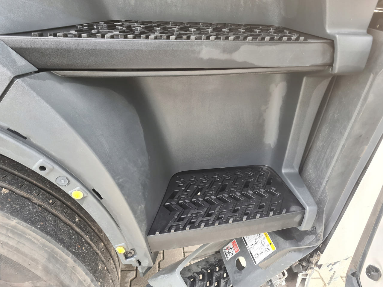 VOLVO STOPIEŃ STOPNICA KOMPLETNA PRAWA STELAŻ ORYGINAŁ VOLVO FH 5 - Marchepied pour Camion: photos 4 VOLVO STOPIEŃ STOPNICA KOMPLETNA PRAWA STELAŻ ORYGINAŁ VOLVO FH 5 - Marchepied pour Camion: photos 4