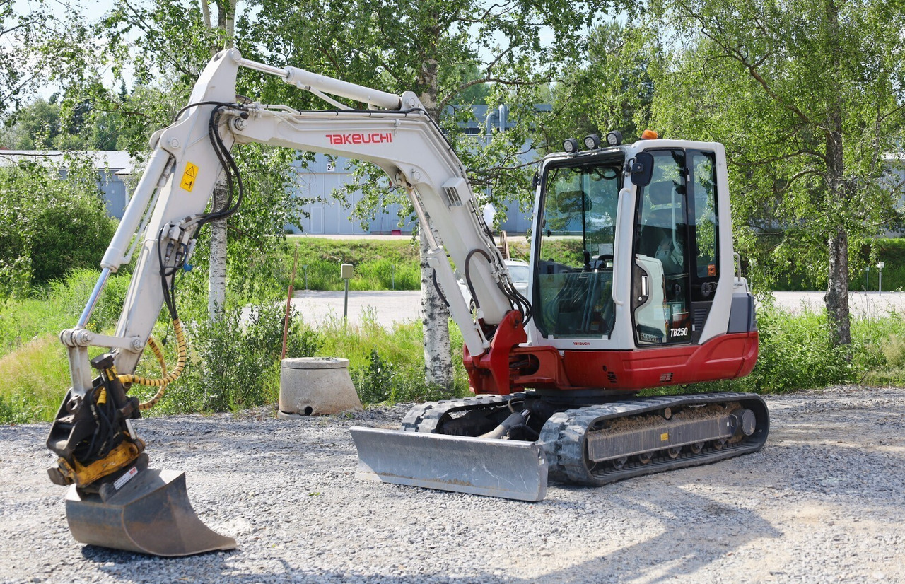 Takeuchi TB250 - Mini pelle: photos 2 Takeuchi TB250 - Mini pelle: photos 2