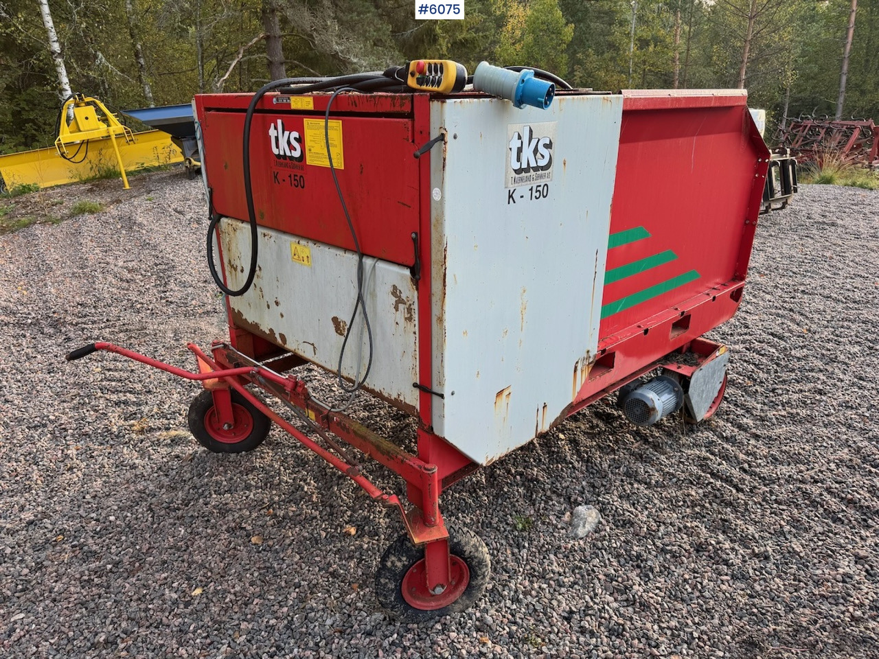 2000 TKS K-150 Round bale cutter with wheel drive. - Matériel de fenaison: photos 2 2000 TKS K-150 Round bale cutter with wheel drive. - Matériel de fenaison: photos 2