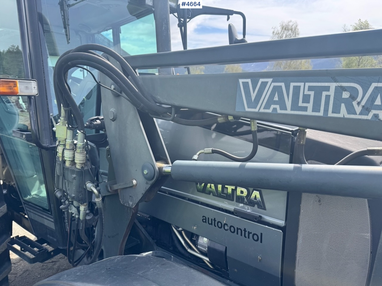 Tracteur agricole 2003 Valtra A85-4 4x4 with Front Loader – 4450 hours!: photos 29