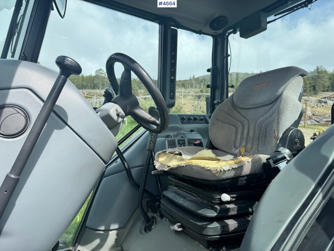 Tracteur agricole 2003 Valtra A85-4 4x4 with Front Loader – 4450 hours!: photos 14