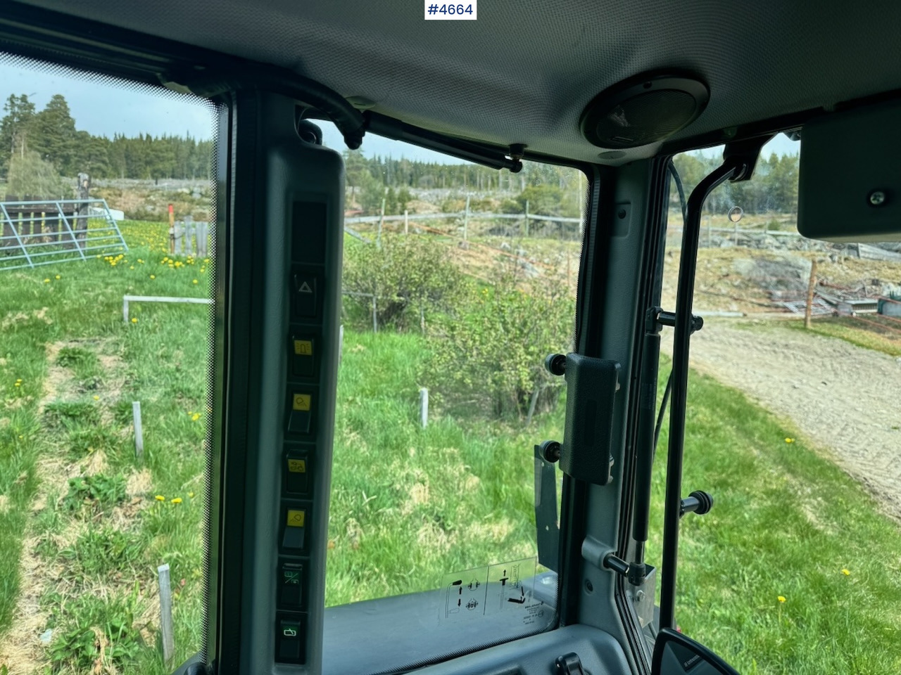 Tracteur agricole 2003 Valtra A85-4 4x4 with Front Loader – 4450 hours!: photos 24