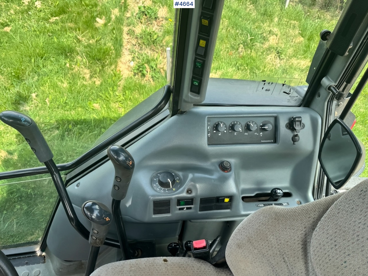 Tracteur agricole 2003 Valtra A85-4 4x4 with Front Loader – 4450 hours!: photos 19