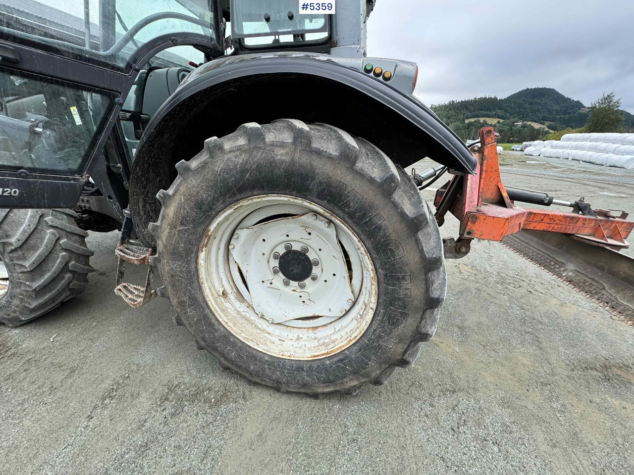 2004 Valtra M120-4 w/ loader and bucket - Tracteur agricole: photos 3 2004 Valtra M120-4 w/ loader and bucket - Tracteur agricole: photos 3