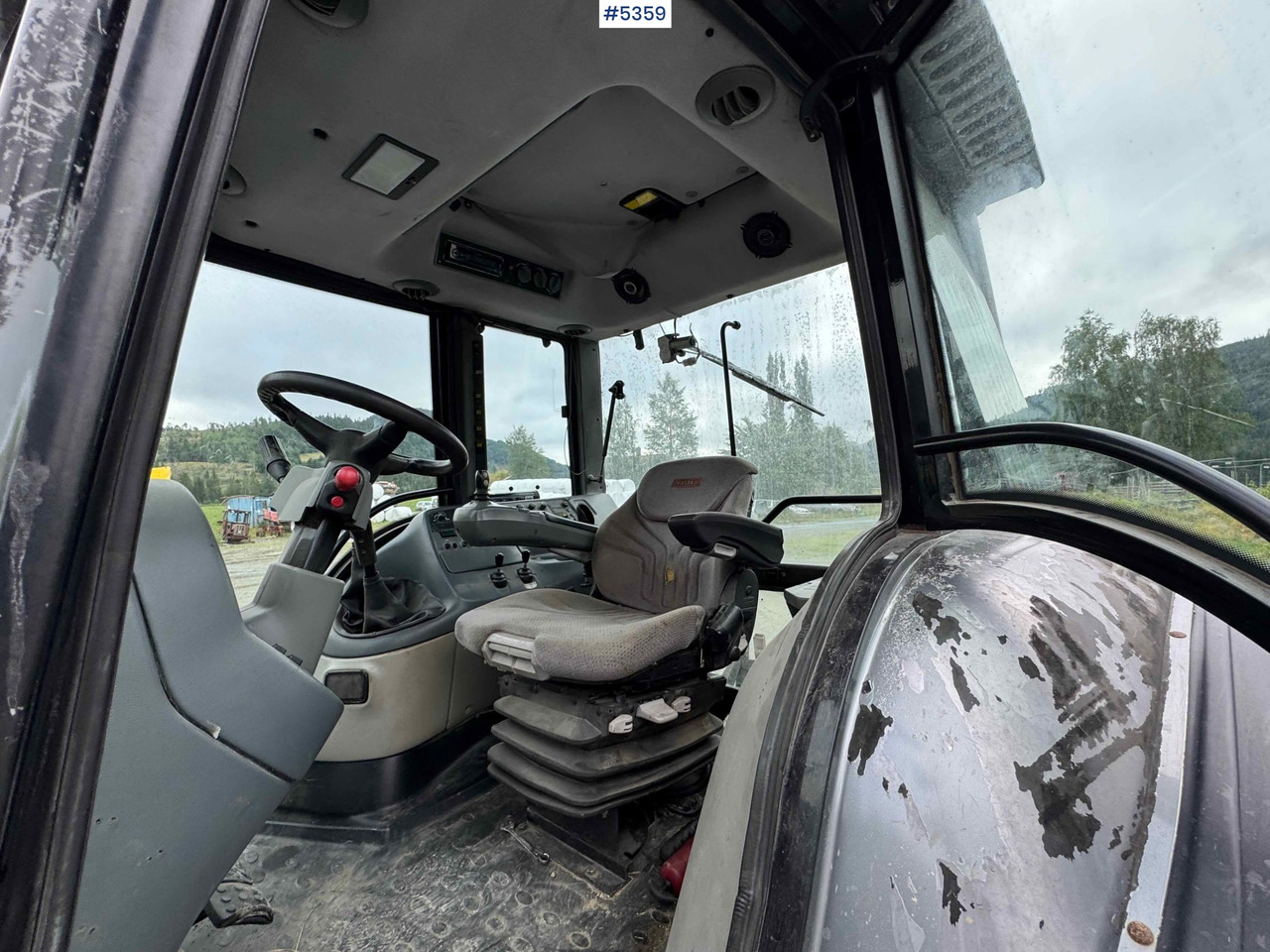 2004 Valtra M120-4 w/ loader and bucket - Tracteur agricole: photos 5 2004 Valtra M120-4 w/ loader and bucket - Tracteur agricole: photos 5