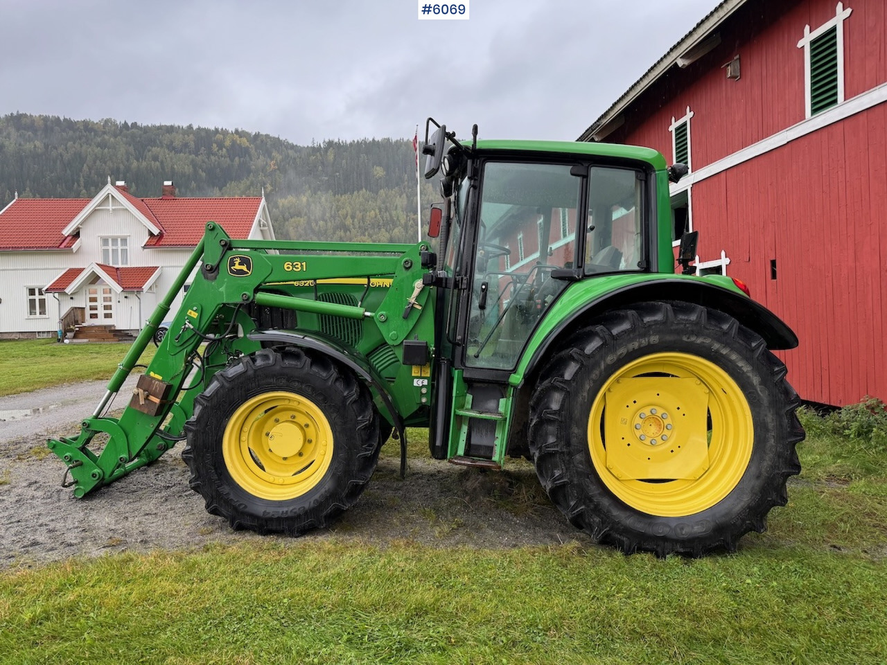 2006 John Deere 6320 w/ front loader, bucket, grapple, pallet fork and chains. Low hours!! - Tracteur agricole: photos 1 2006 John Deere 6320 w/ front loader, bucket, grapple, pallet fork and chains. Low hours!! - Tracteur agricole: photos 1