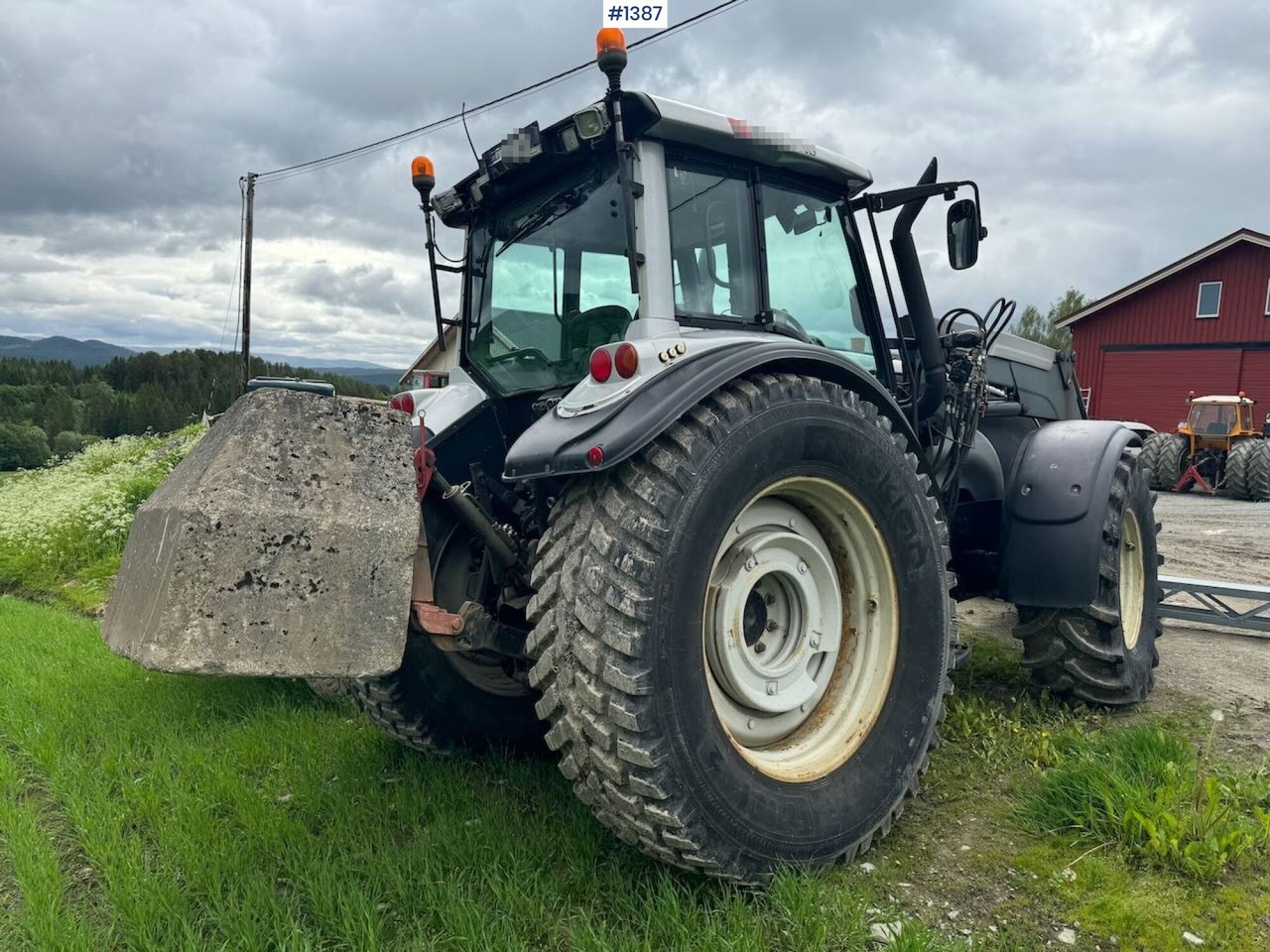2007 Valtra T190 4x4 Tractor w/ bucket - Tracteur agricole: photos 3 2007 Valtra T190 4x4 Tractor w/ bucket - Tracteur agricole: photos 3