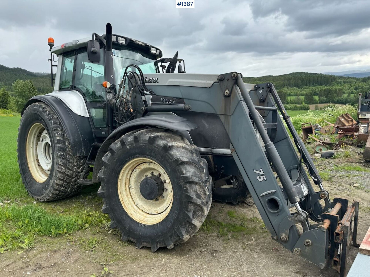 2007 Valtra T190 4x4 Tractor w/ bucket - Tracteur agricole: photos 1 2007 Valtra T190 4x4 Tractor w/ bucket - Tracteur agricole: photos 1
