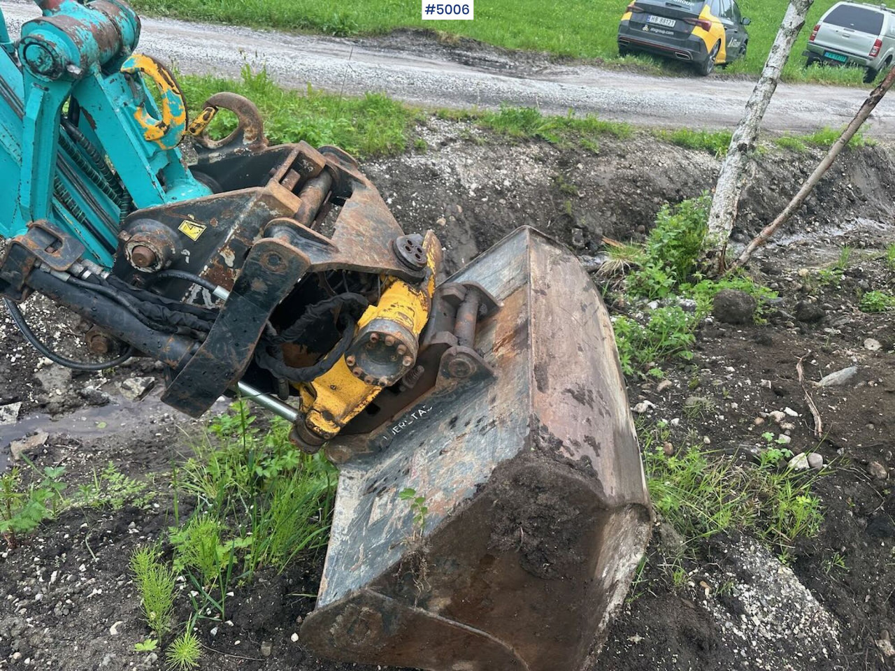 Pelle 2016 Kobelco SK75SR-3E excavator w/ 2 buckets, rototilt and factory new engine: photos 46