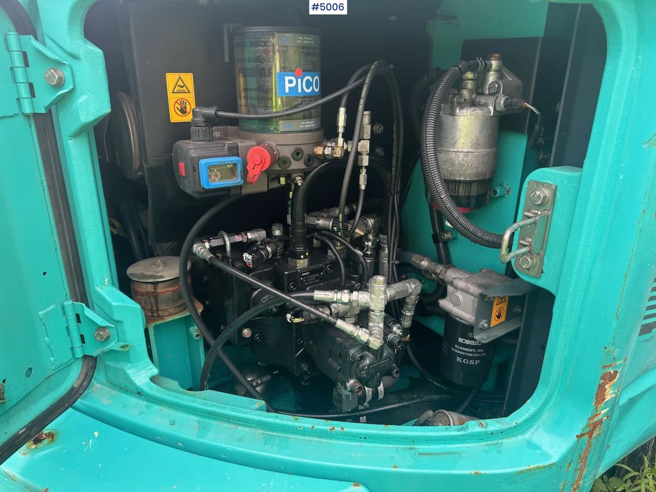 Pelle 2016 Kobelco SK75SR-3E excavator w/ 2 buckets, rototilt and factory new engine: photos 29